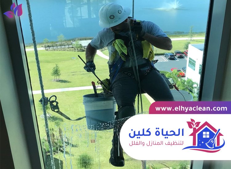تنظيف الواجهات الزجاجية